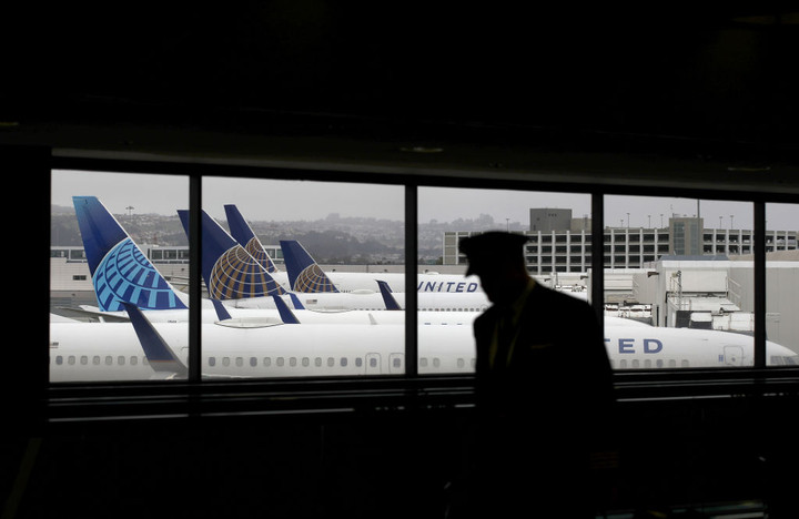 United Posts $2.1B Loss, Expects Worse Ahead