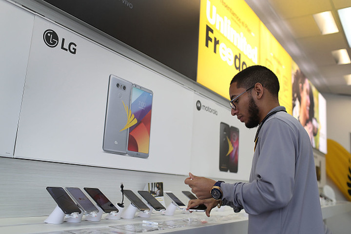Sprint Loss Widens Amid Drop in Phone Subscribers
