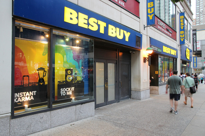 Best Buy Shares Fall On Lowered Earnings Guidance