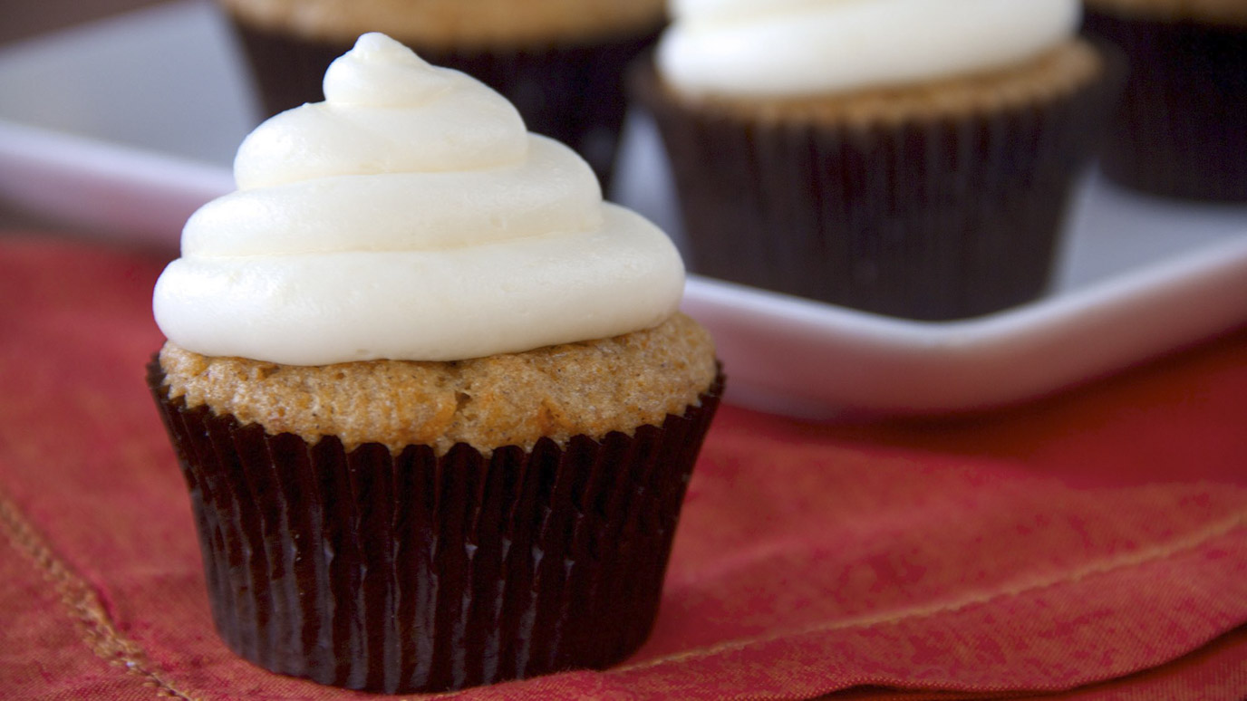 carrot_cake_cupcakes_with_lemon_cream_cheese_frosting_2000x1125.jpg