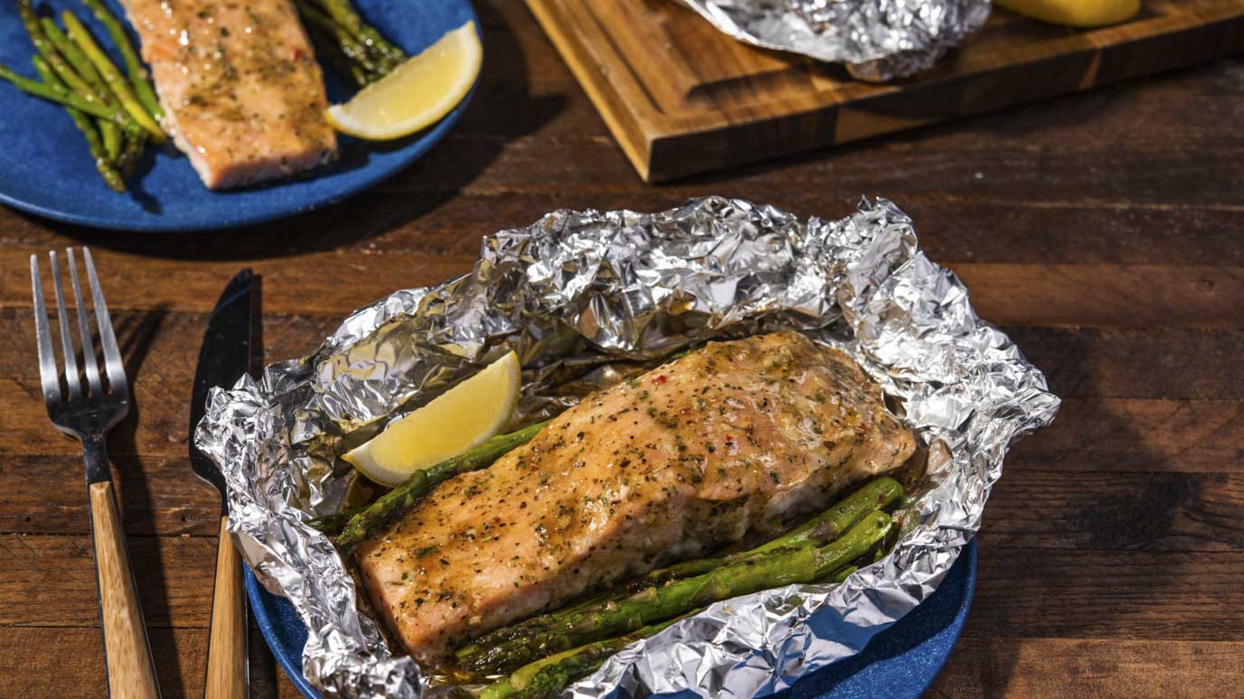 salmon_and_asparagus_foil_packs5149_2000x1125.jpg