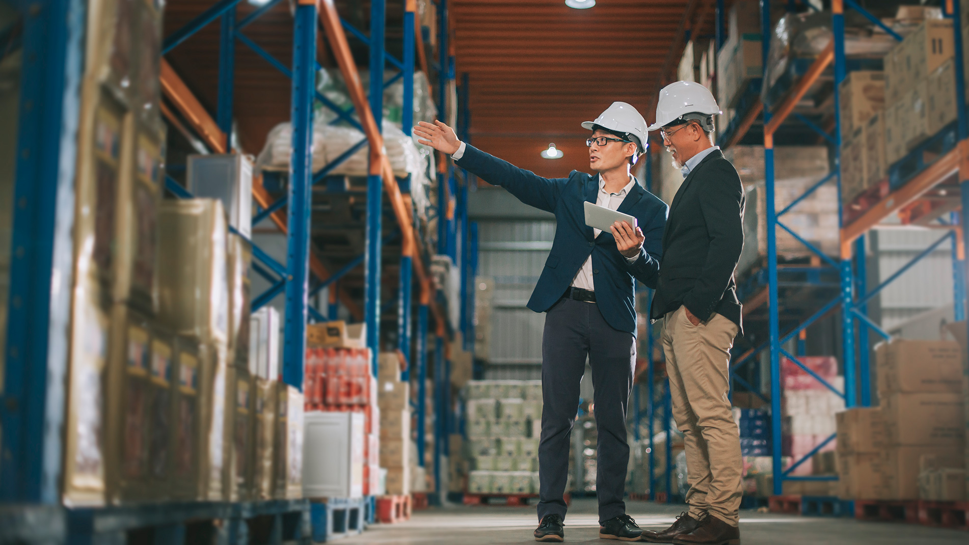 Коробка на склад карго. Parcel arrive at warehouse. Склад посылок. Depo. Упаковка груза на складе.