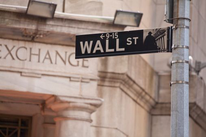 Warren Sees Danger in Wall Street Messaging Service