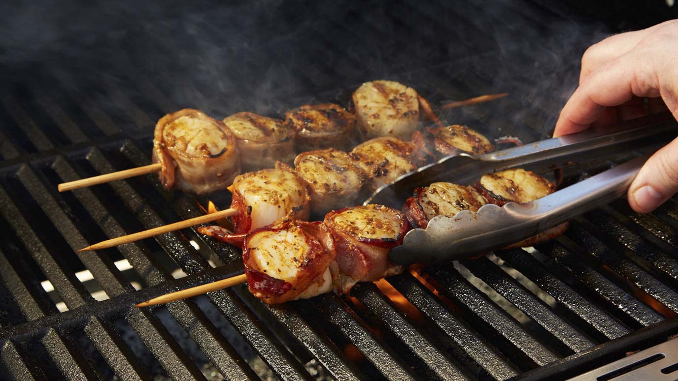 bacon_wrapped_scallop_skewers_2000x1125.jpg