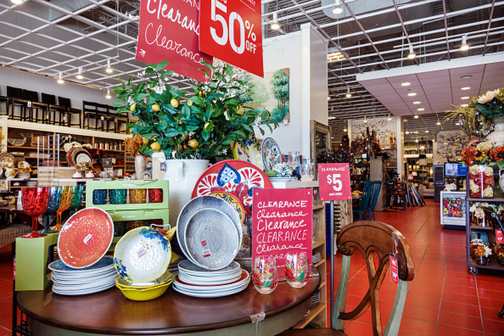 Pier 1 to Close 450 Stores as Q3 Loss Widens