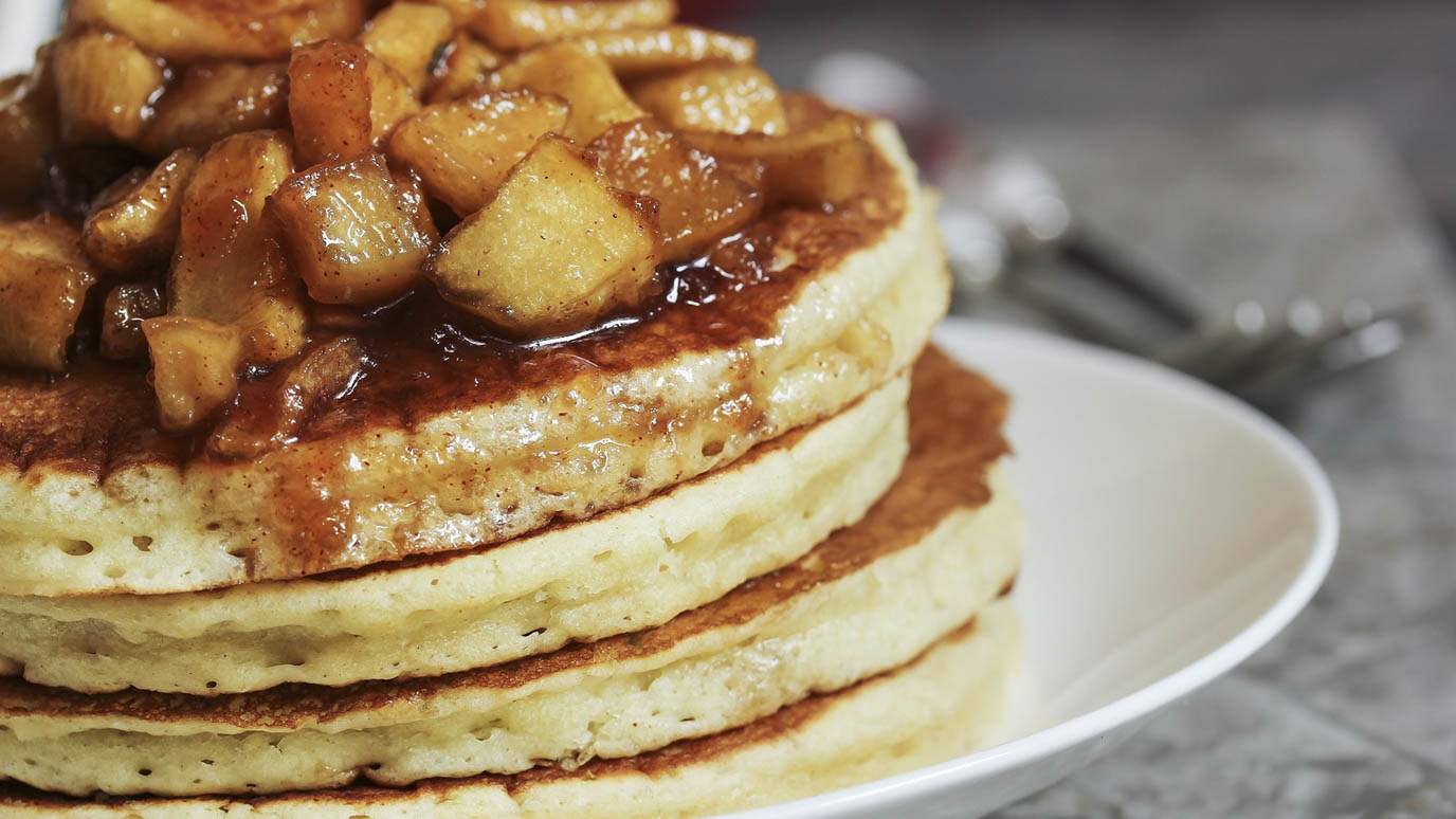 pancakes_with_apple_pie_compote_2000x1125.jpg