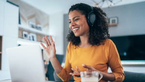 Mulher acenando em uma reunião virtual