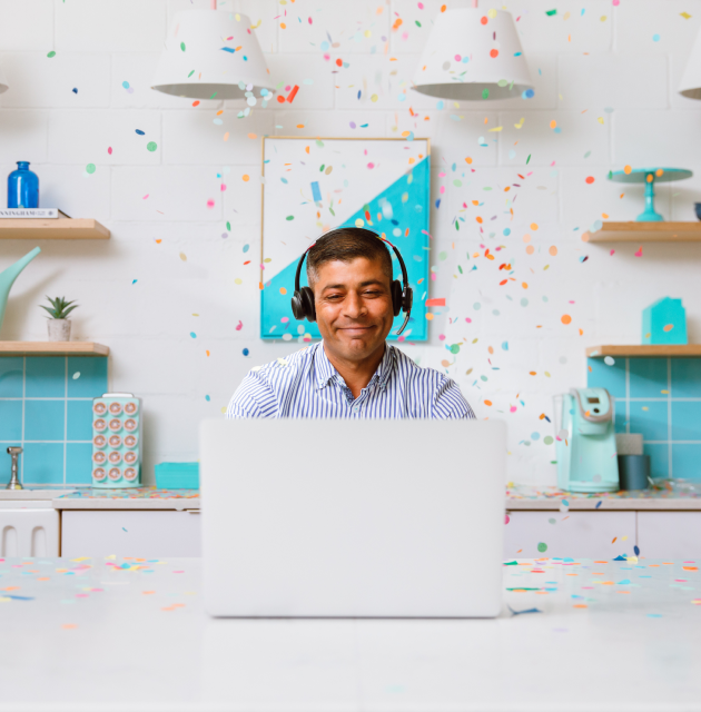 Homme devant un ordinateur avec confettis
