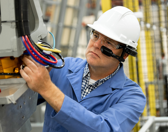 ingénieur portant un casque