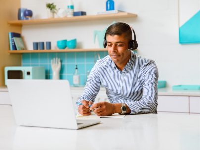 Homme dans sa cuisine utilisant Zoom Meetings