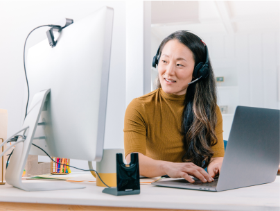 Femme utilisant le clavier d’un ordinateur portable